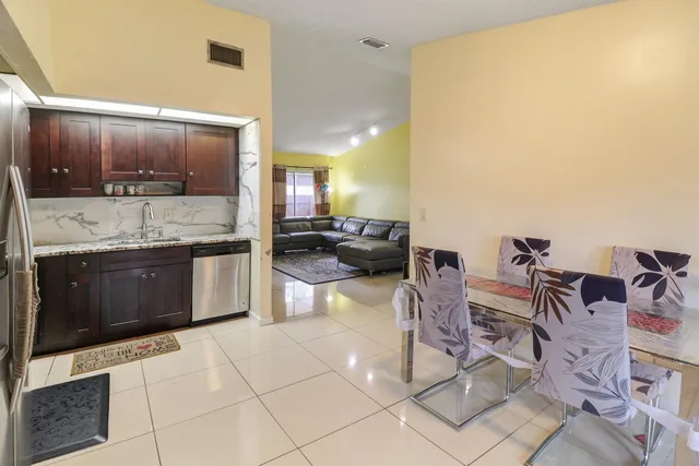 Residence photo 8