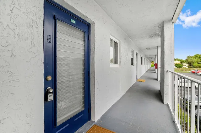 Unit 4040 photo 2