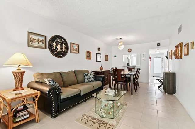 Unit 4040 photo 15
