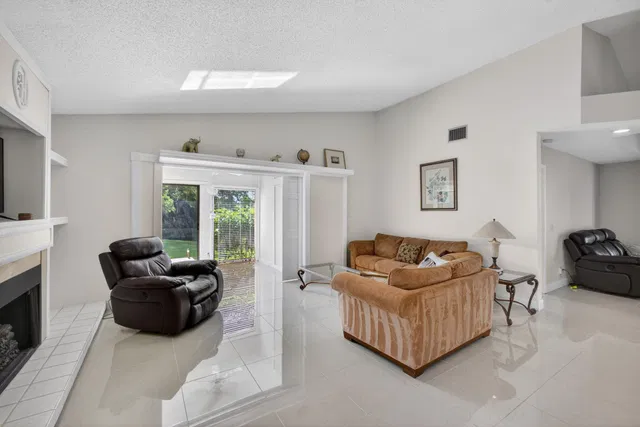 Eastpointe Country Club Residence photo 8