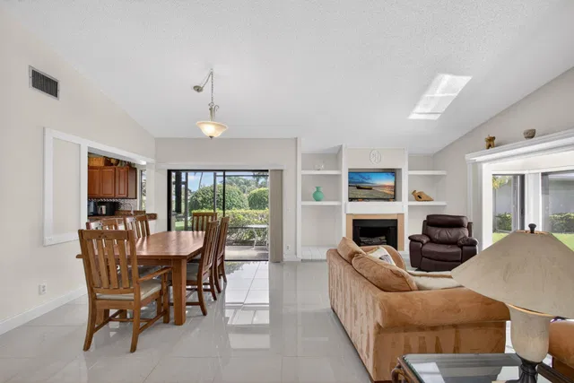 Eastpointe Country Club Residence photo 10
