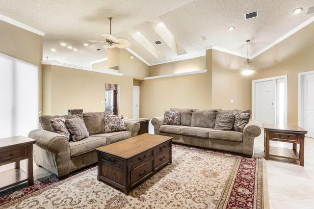 Residence photo 3