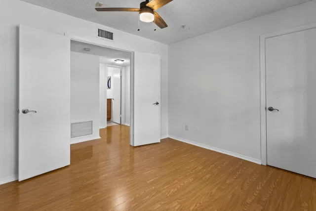 Unit 24 photo 16