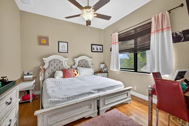 Residence photo 25
