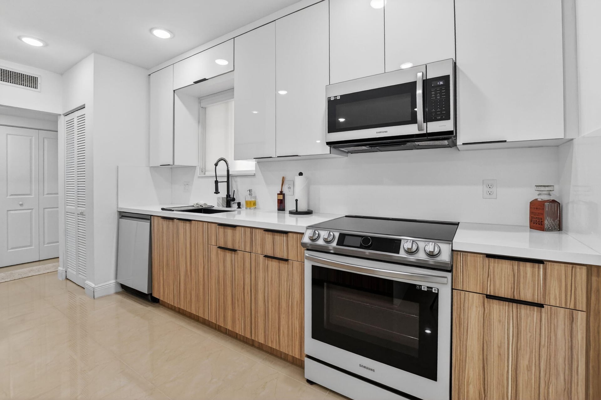 Unit E104 photo 3