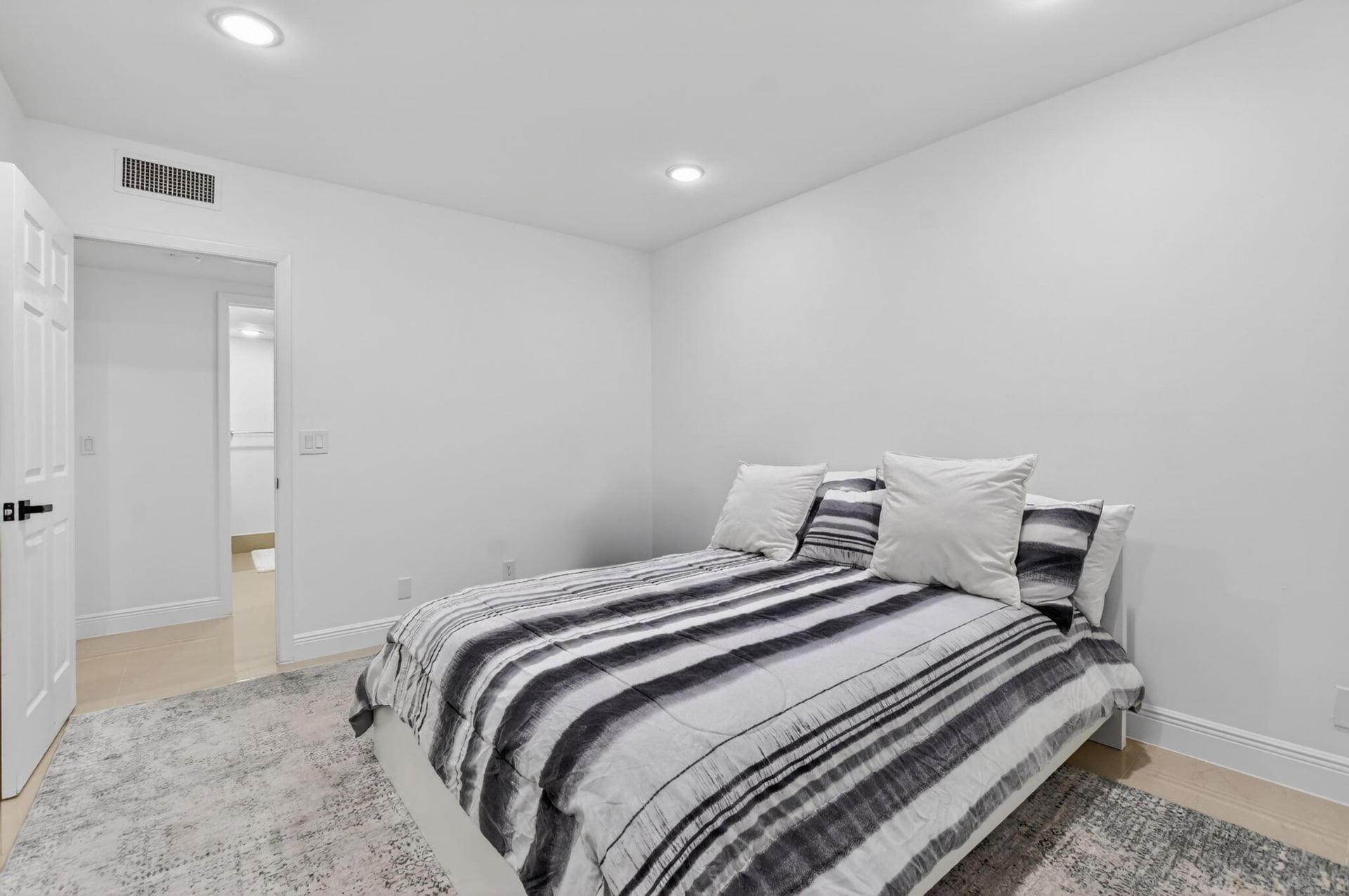 Unit E104 photo 27