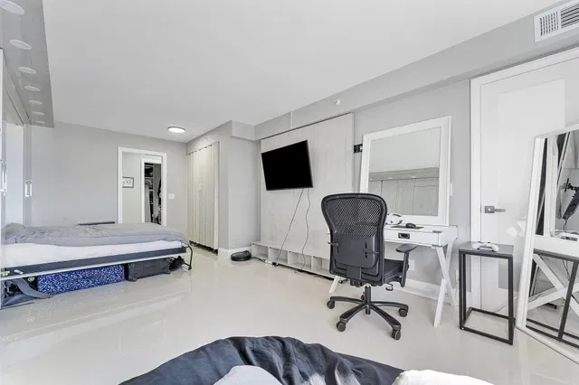 Unit 307 photo 11