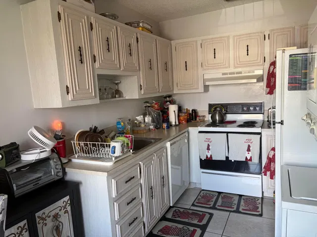 Unit 399 photo 5