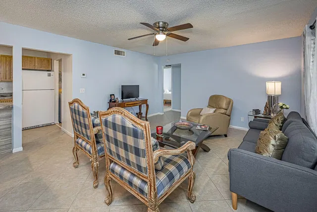 Unit B2 photo 11