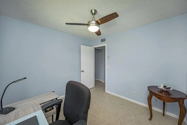 Unit B2 photo 23