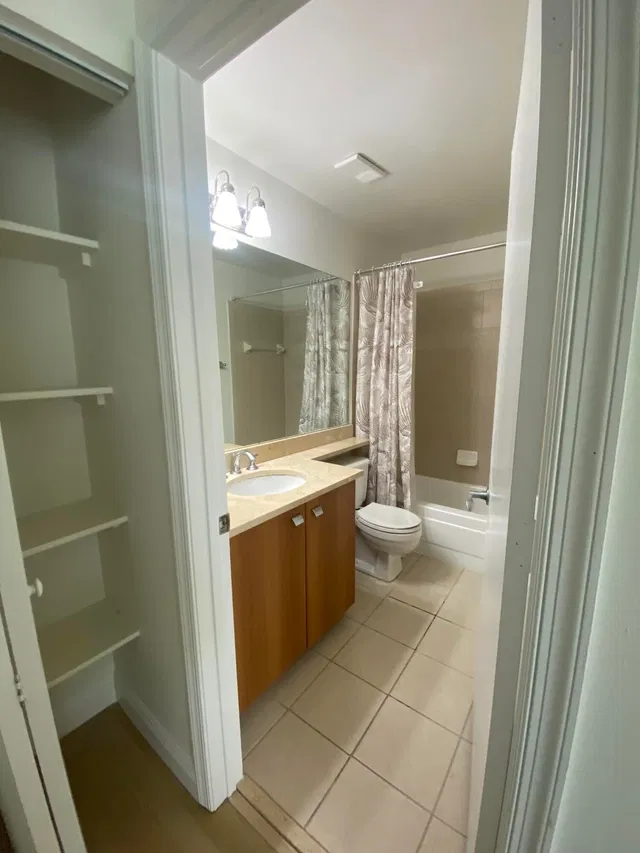 Unit H photo 11