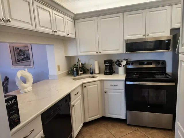 Unit E2 photo 3