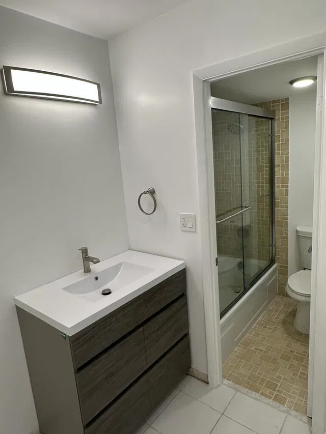 Unit 208 photo 5
