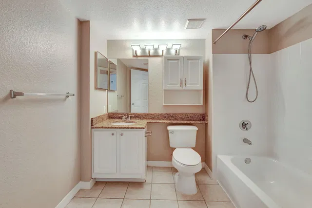 Unit 305 photo 23