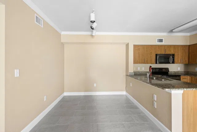Unit 103 photo 10