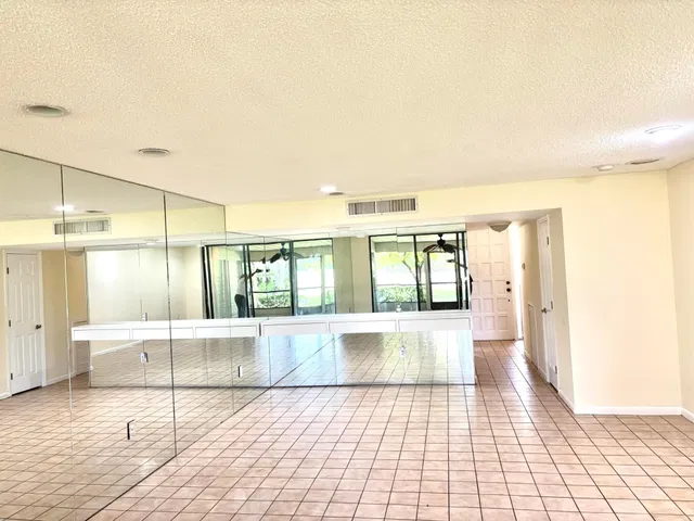 Residence photo 2