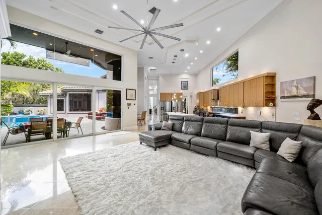 Seasons Residence photo 23