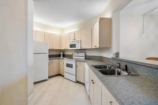 Unit 304 photo 10