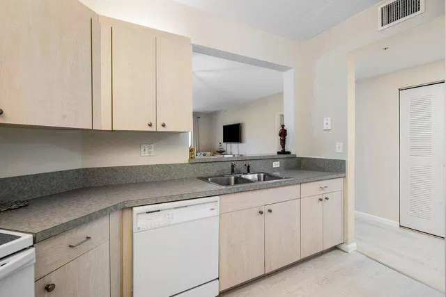Unit 304 photo 11