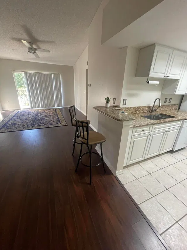 Unit 417 photo 4