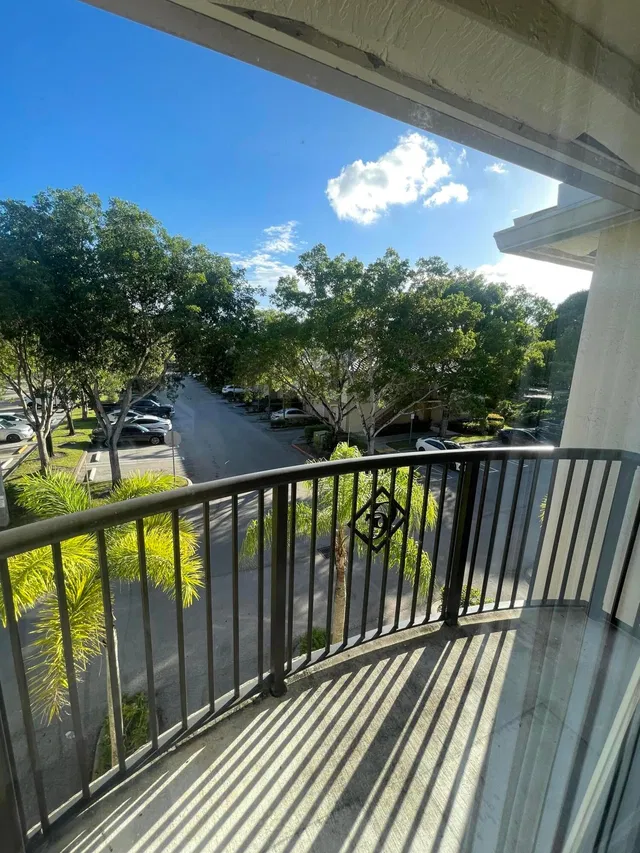 Unit 417 photo 5