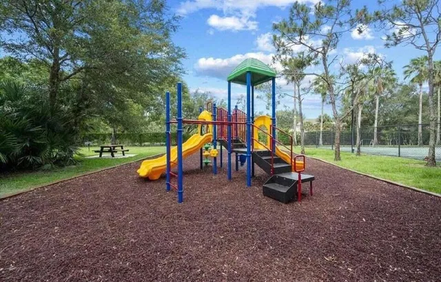 Unit 417 photo 27
