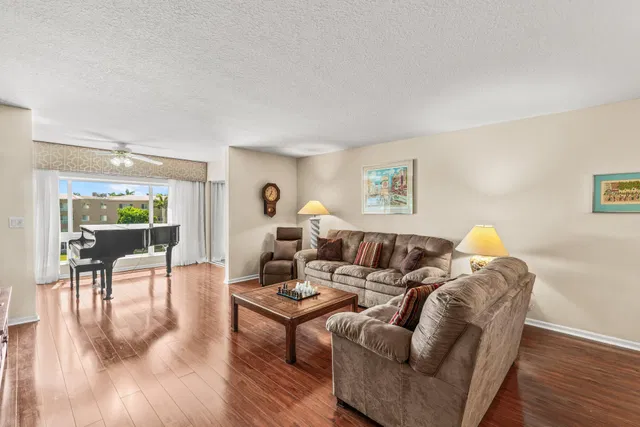 Unit 401 photo 2