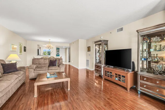 Unit 401 photo 14