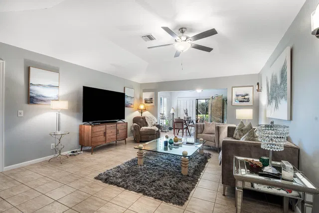 Eastpointe Country Club Residence photo 8