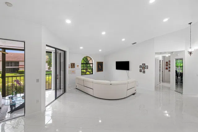 Unit G photo 12