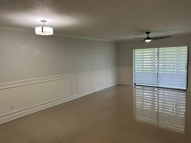 Unit 115 photo 11