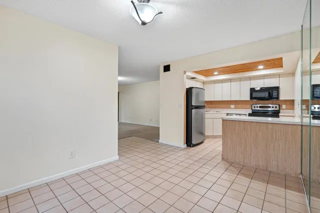 Unit 402 photo 8