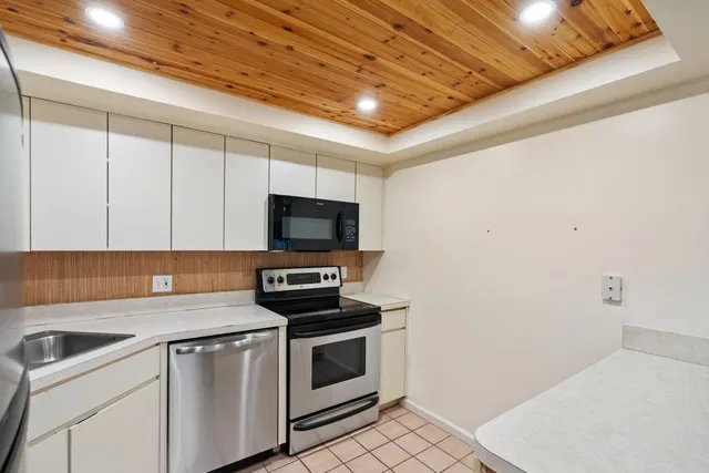 Unit 402 photo 10