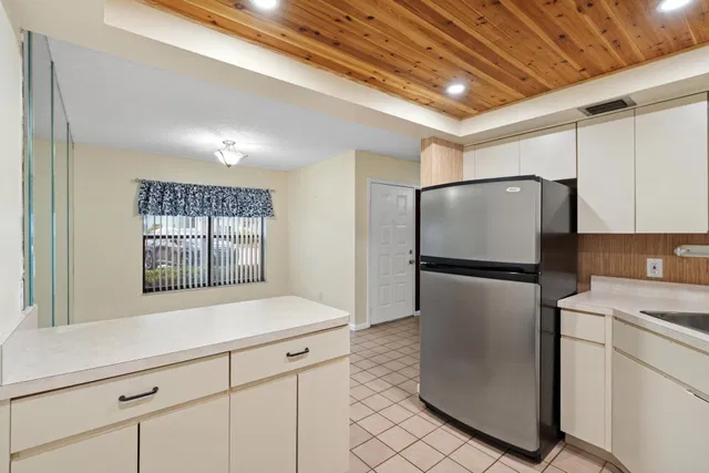 Unit 402 photo 11