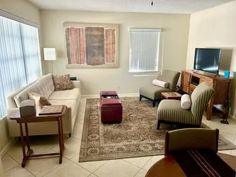 Unit E11 photo 6