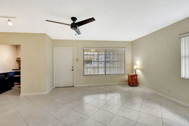 Unit E11 photo 7