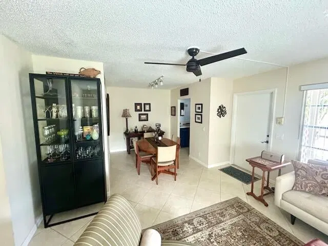Unit E11 photo 9