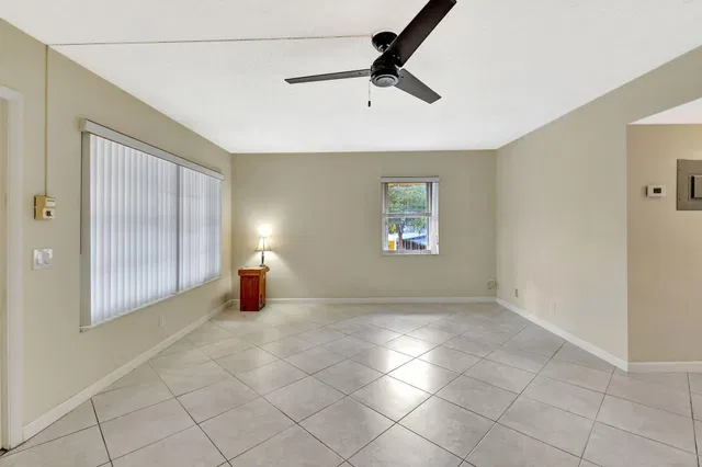 Unit E11 photo 10