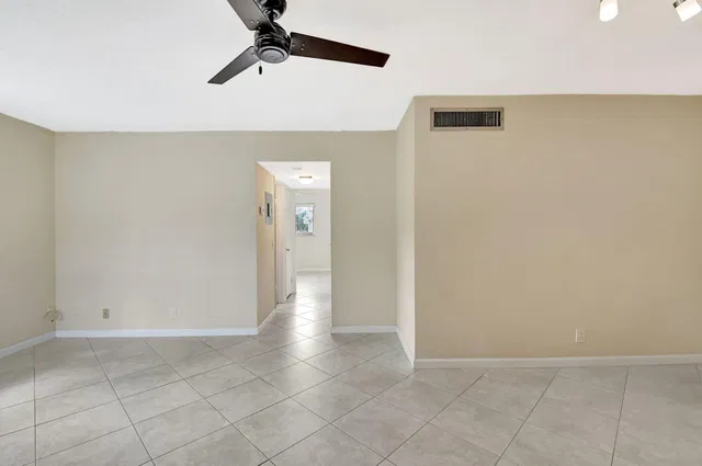 Unit E11 photo 11