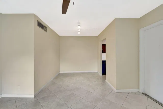 Unit E11 photo 12