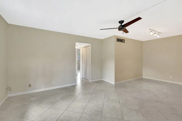 Unit E11 photo 14