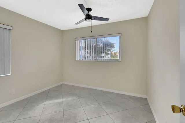 Unit E11 photo 19