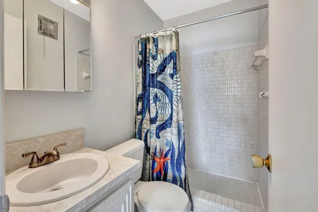 Unit E11 photo 22