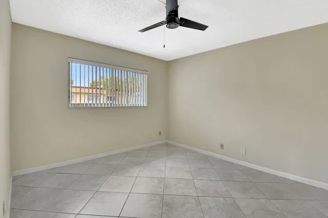 Unit E11 photo 23