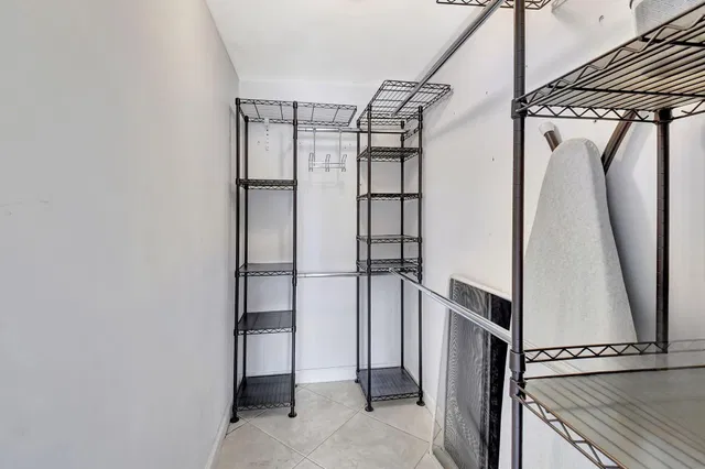 Unit E11 photo 25