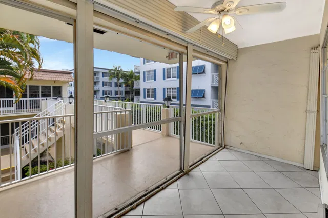 Unit E11 photo 26