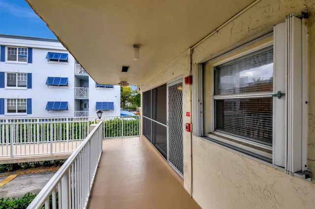 Unit E11 photo 29