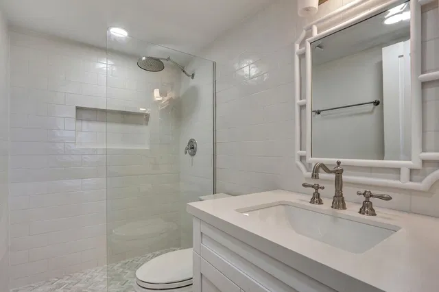 Unit 204 photo 19