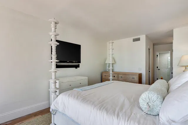 Unit 204 photo 22