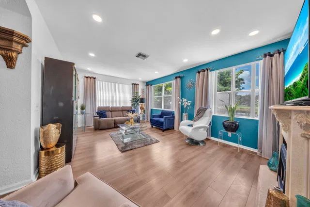 Residence photo 3